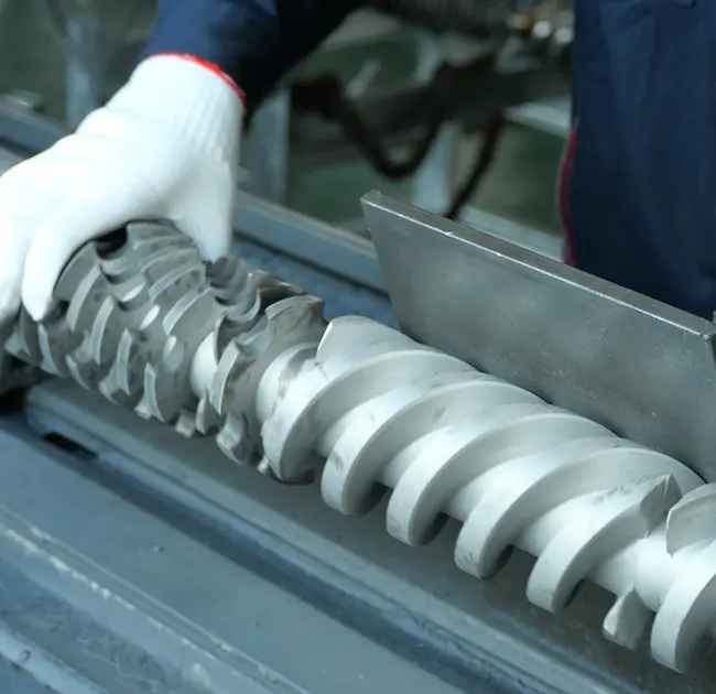 Perché appaiono ripetutamente linee nere nell'estrusore? Questo articolo ti insegna come determinare rapidamente se il problema è causato dalla canna o dalla vite.